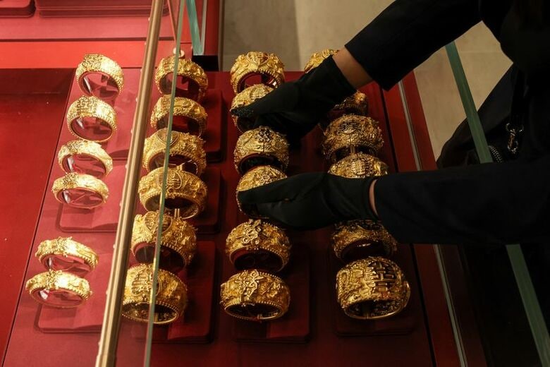 結婚式用の金のブレスレット。2月11日、香港の宝飾店で撮影。REUTERS/Tyrone Siu