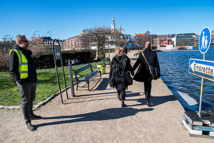 コロナ対策で一方通行になった道を歩くカップル（3月20日、コペンハーゲン）　Martin Sylvest/REUTERS