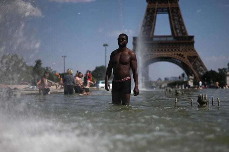 2026年6月24日、パリ・エッフェル塔近くの噴水で涼をとる人々。REUTERS/Gonzalo Fuentes