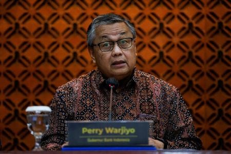 　９月２日　インドネシア中央銀行のペリー・ワルジヨ総裁（写真）は２日、国内で混乱が広がる中で通貨ルピアが下落したことを受け、為替相場をより高い水準に誘導しており、１ドル＝１万６３００ルピア前後で取引されるよう取り組むと表明した。写真は２０２４年１月、ジャカルタで撮影（２０２５年　ロイター／Willy Kurniawan）