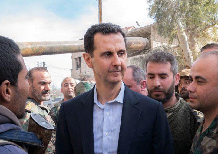 トルコの攻撃を口実に、シリアの虐殺者・アサドの軍も動き始めた（写真はアサドとシリア兵。2018年3月18日、シリアのグータで）　SANA/Handout/REUTERS