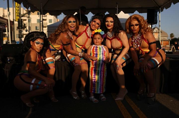 LGBTQ+のイベント（21年6月、ロサンゼルス）　Aude Guerrucci-REUTERS