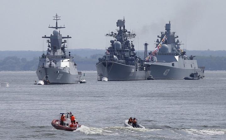ロシアの飛び地カリニングラードに停泊したロシア海軍艦船。右が「アドミラル・ゴルシコフ」（2015年）　Maxim Shemetov-REUTERS