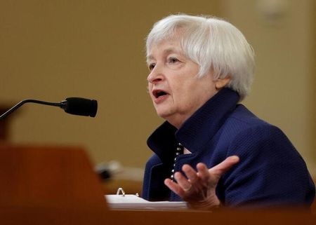 　６月２０日、イエレン米財務長官（写真）は、ロシアのエネルギー収入をさらに制限するため、同国産石油に価格上限を設ける案について同盟国と協議していると明らかにした。写真は８日、ワシントンで撮影（２０２２年　ロイター／Jonathan Ernst）