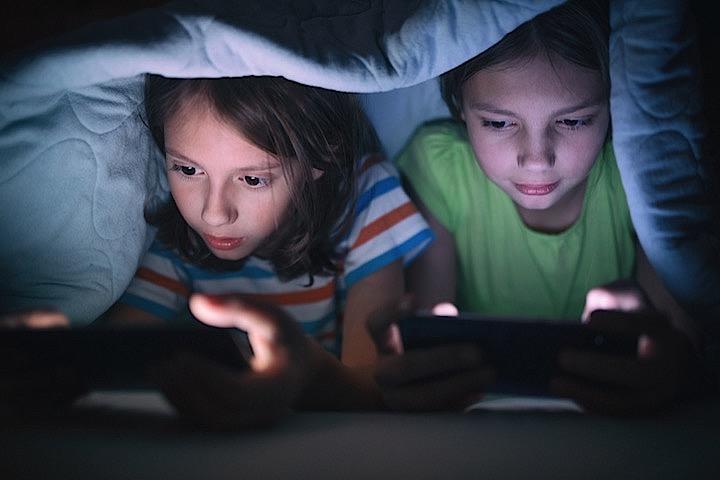 子供たちのゲームのプレイ時間に制限は必要？　miljko - iStockphoto