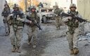 イラク戦争終結後、避難していた住民の帰宅が続くファルージャの街をパトロールする米海兵隊の兵士（2005年2月）　SCOTT PETERSON/GETTY IMAGES