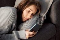 なぜ人は「既読スルー」するのか？ 実は先延ばしに似た「自己防衛」