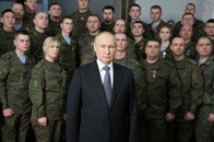 一般人に紛れ、常にプーチンの背後に控える「謎の金髪美女」が話題に...何者なのか？