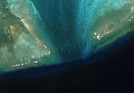 衛星写真：南シナ海のスカボロー礁に「浮遊障壁」、中国のボートが設置する様子の映像をフィリピンが公開