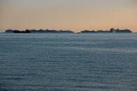 クラスター続発で行き先失ったクルーズ船　今はマニラ湾で｢巣ごもり｣停泊