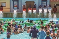 プールに氷投入も「焼石に水」？──北半球で殺人的猛暑が続く