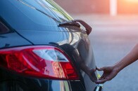 「逃げろ！」バックドアを開けるやいなや爆走する男性、我が物顔で車内にいたのは...