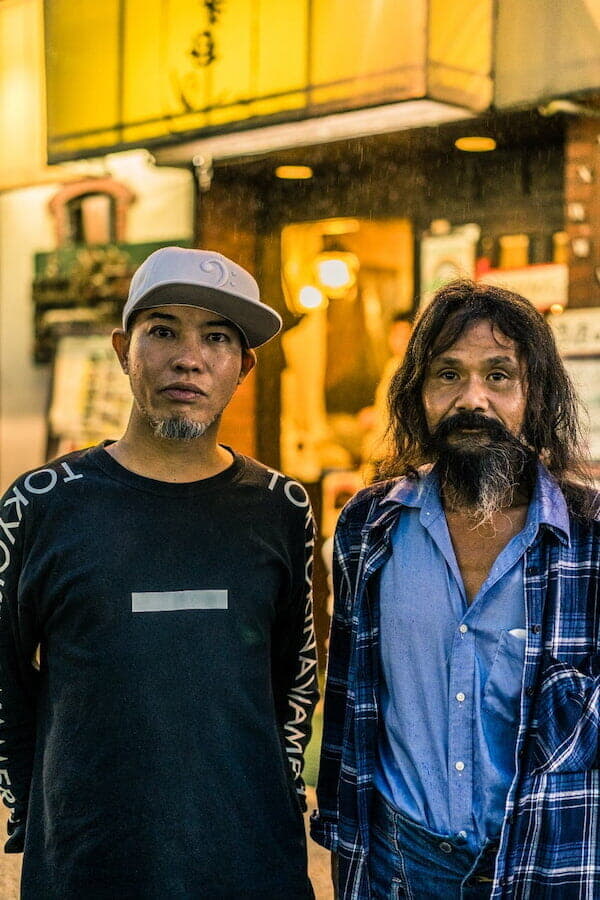 「かりゆし58」の前川真悟さんとホームレスの征一郎さん