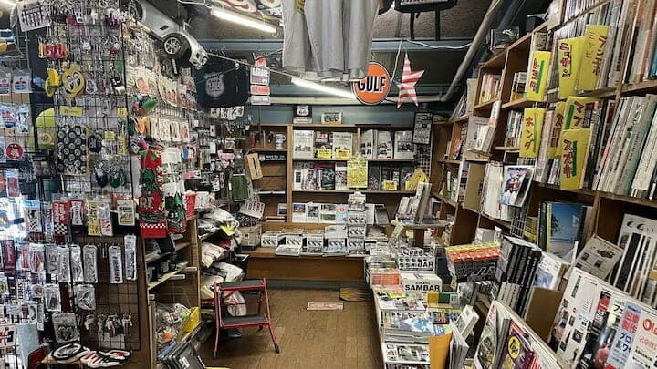 ヴィレッジヴァンガード店内