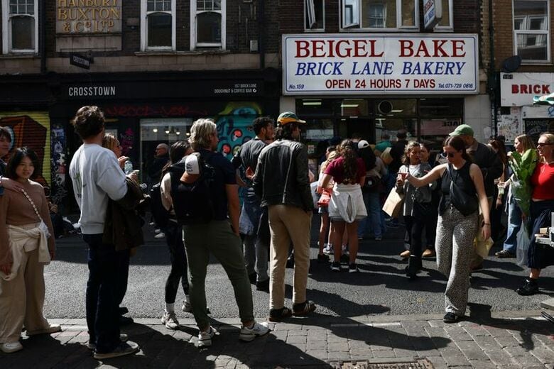 ロンドン東部タワーハムレッツにあるベーグル店。5月3日撮影。REUTERS/Jack Taylor
