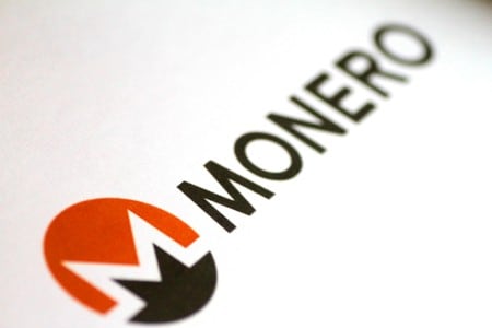 　１月８日、米国に拠点を置くサイバーセキュリティー会社エイリアンボルトは、仮想通貨「モネロ」の採掘コードをインストールし、採掘した通貨を北朝鮮の大学のサーバーに送る仕組みのソフトウエアを発見したと明らかにした。写真はモネロのロゴ。シンガポールで撮影（２０１８年　ロイター／Thomas WhiteIllustration）