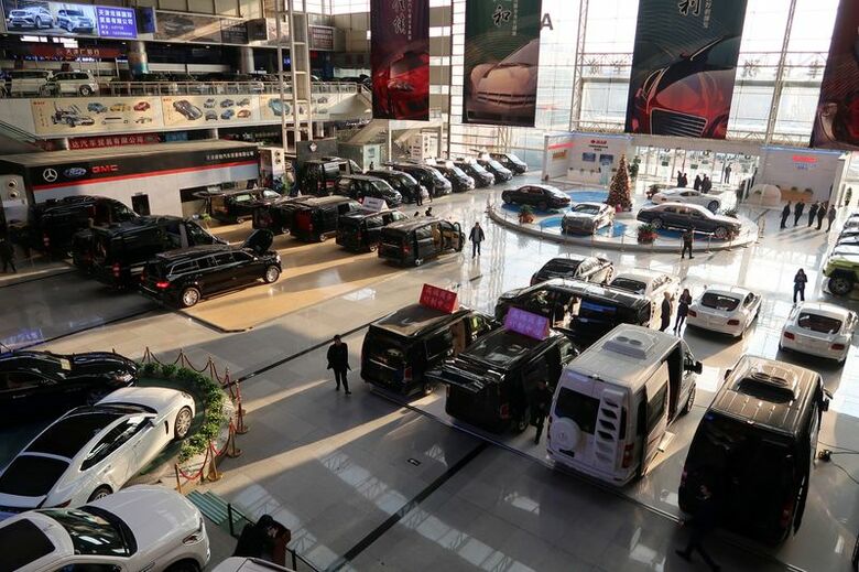 中国・天津の自動車販売店に並ぶ輸入車。2019年1月撮影。REUTERS/Yilei Sun
