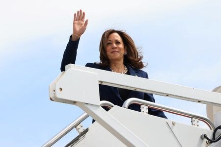 米民主党の上院トップのシューマー院内総務と下院トップのジェフリーズ院内総務が２３日にもハリス副大統領（写真）を同党の大統領候補として支持する見通し。（２０２４年　ロイター/Kevin Mohatt）