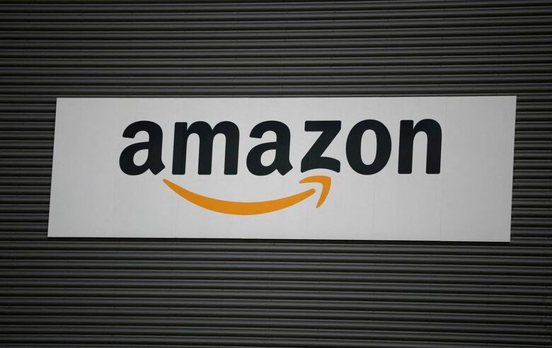 写真はアマゾンのロゴ。2025年10月、英マンチェスターで撮影。 REUTERS/Phil Noble
