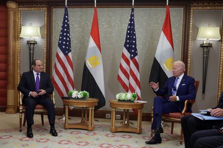 エジプトのシシ大統領は２４日、米国のバイデン大統領と電話会談を行い、パレスチナ自治区ガザに接するケレム・シャローム検問所から国連向けの支援物資をガザ地区に搬入することで合意した。２０２２年７月撮影（２０２４年　ロイター/Evelyn Hockstein/File Photo）