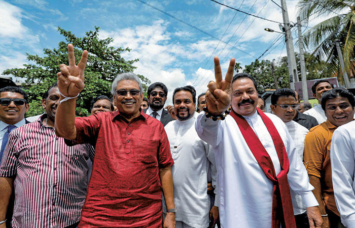 ゴタバヤ・ラジャパクサ（左）と兄のマヒンダ前大統領　DINUKA LIYANAWATTE-REUTERS