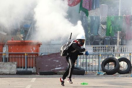 ３月９日、２月に発生した軍事クーデターで政情不安が続くミャンマーで、アウン・サン・スー・チー氏が率いる国民民主連盟（ＮＬＤ）のメンバーが最大都市ヤンゴンで治安当局に拘束された後、死亡した。写真は同日、ヤンゴンのデモ参加者（２０２１年　ロイター）