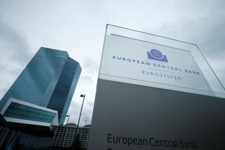 ６月１８日、欧州中央銀行（ＥＣＢ）は新型コロナウイルスのパンデミック（世界的大流行）に伴う「例外的なマクロ経済環境」を理由に、銀行のレバレッジ比率の緩和措置を２０２２年３月まで９カ月間延長すると発表した。写真は２０１７年１２月、フランクフルトのＥＣＢ（２０２１年　ロイター／Ralph Orlowski）