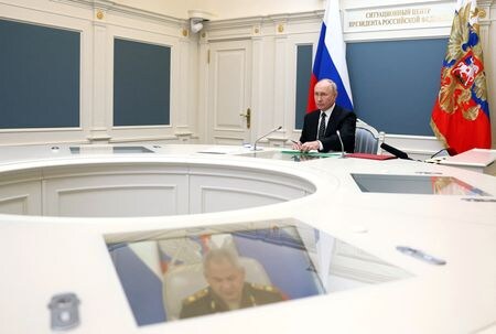 ロシア大統領府は２５日、陸・海・空軍による大規模な報復核攻撃の演習を実施したと発表した。写真は演習を見守るプーチン大統領。提供写真（２０２３年　ロイター/Sputnik/Gavriil Grigorov/Pool via REUTERS）