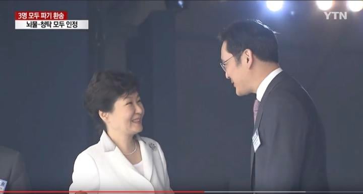 韓国最高裁は29日、サムスン電子副会長、李在鎔被告に対する執行猶予付きの二審判決の一部を破棄し、ソウル高等裁判所に差し戻した。写真は在任当時の朴槿惠前大統領と談笑する李在鎔サムスン電子副会長。韓国メディアより　YTN News / YouTube