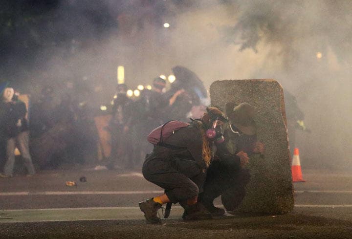 疫病の流行にまつわる不満やストレスで人はますます攻撃的に？（写真は黒人の死に抗議するデモ隊と警官の衝突。9月3日、ニューヨーク）REUTERS/Shannon Stapleton