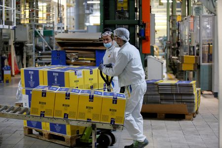 ８月２３日、Ｓ＆Ｐグローバルが発表した８月のユーロ圏総合購買担当者景気指数（ＰＭＩ）速報値は、４９．２と２カ月連続で好不況の分かれ目となる５０を下回り、２０２１年２月以来の低水準となった。イタリア・サンマルティーノの食品工場で２０２１年１１月撮影（２０２２年　ロイター/Remo Casilli）
