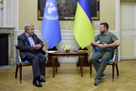 ウクライナのゼレンスキー大統領は１８日のグテレス国連事務総長とのリビウでの会談後、ロシア軍の占領下にあるザポロジエ原子力発電所の安全確保を国連が保証する必要があると述べた。提供画像（２０２２年　ロイター）