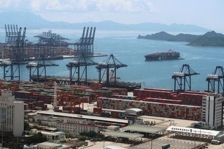 　中国税関総署が９日公表した貿易統計によると、５月のドル建て輸出は前年比１６．９％増で、アナリスト予想を上回った。深センの港で２０２０年５月撮影（２０２２年　ロイター/Martin Pollard）