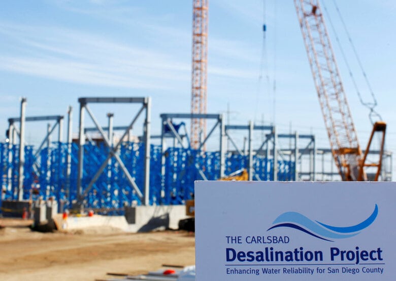 ４月２３日、トランプ大統領が約束した１兆ドル規模のインフラ整備計画を成功させるのは、口で言うほどたやすいことではない。写真はカリフォルニア州で建設が進む海水淡水化プロジェクトの建設現場。２０１４年１月撮影（２０１７年　ロイター/Mike Blake)