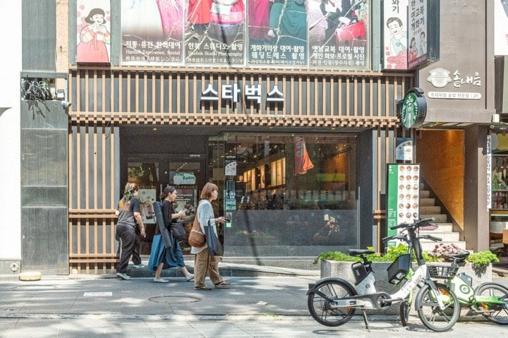 スターバックス 仁寺店（撮影＝筆者）