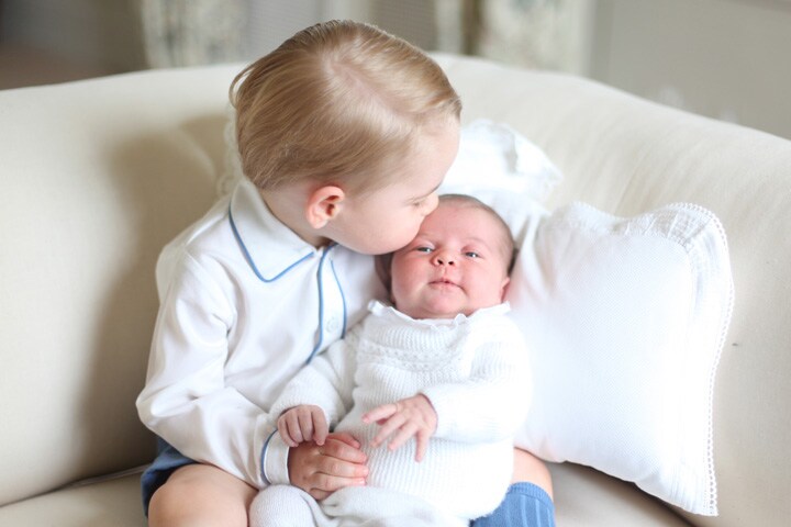 生まれたばかりのシャーロット王女を抱くジョージ王子。撮影はキャサリン妃（2015年6月6日）Duchess of Cambridge/Handout via Reuters