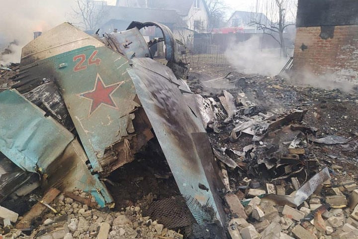 ロシア軍戦闘機の残骸　Press service of the State Emergency Service of Ukraine/Handout via REUTERS