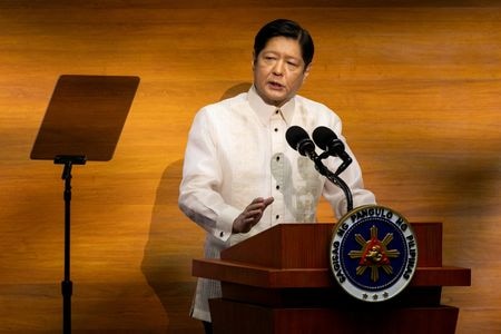 フィリピン政府と反政府共産主義勢力は数十年にわたる武力衝突に終止符を打つことを目指し、６年ぶりに和平交渉を再開することで合意した。マルコス大統領、７月撮影。（2023年　ロイター/Lisa Marie David/File photo）