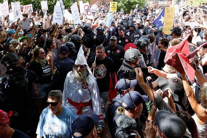 シャーロッツビルのデモに参加する白人至上主義者と反対派。間には警官が並ぶ（2017年7月8日）　Jonathan Ernst- REUTERS
