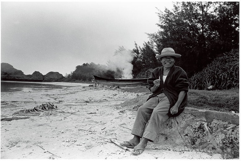 『煙草を手に』　　1975年1月7日