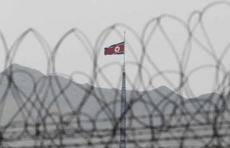 １０月５日、菅義偉官房長官は午前の会見で、北京の北朝鮮代表部の幹部が日本への亡命を求めたと一部の韓国紙が報じたことに関して、日本への亡命を希望する北朝鮮人が日本の大使館に接触した事実はないと語った。写真はソウル北方にある南北朝鮮を隔てる非武装地帯で、２０１２年３月撮影（２０１６年　ロイター／Yuriko Nakao）