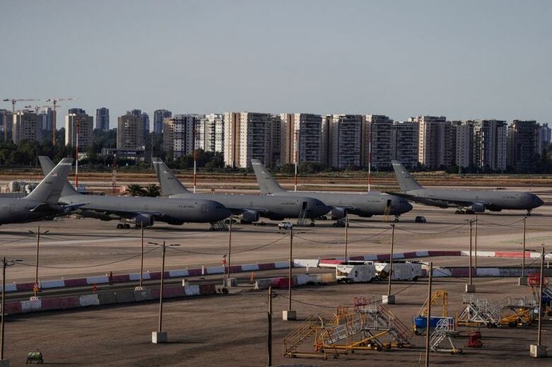 写真は米空軍の空中給油機。テルアビブ近郊のベン・グリオン国際空港で5月19日撮影。 REUTERS/ Dedi Hayun
