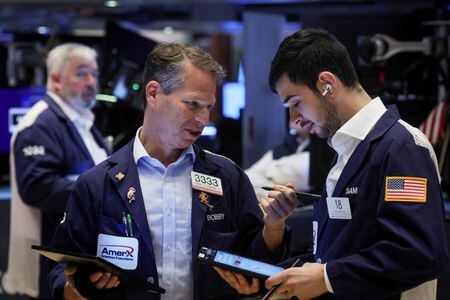 米国株式市場は反落。グーグルの持ち株会社アルファベットがさえない決算を受け急落し、相場を圧迫した。２０２２年３月撮影（２０２３年　ロイター/Brendan McDermid）