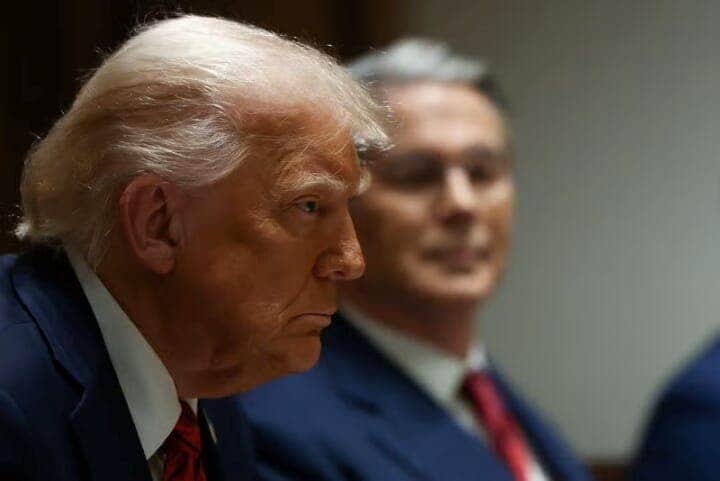 トランプ米大統領は１７日、ホワイトハウスで記者団に対し、中国と貿易を巡り「非常に良いディールをすることになるだろう」と語った。ただ、具体的な内容や、緊張が高まっている両国がどのように交渉を開始するかといった詳細については言及しなかった。４月１７日撮影（２０２５年　ロイター／Evelyn Hockstein）