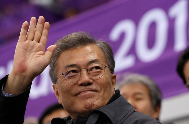 ２月２２日、韓国の文在寅（ムン・ジェイン）大統領は英情報誌モノクルに対し、米国との関係は「盤石」であり、「かつてないほど強固だ」と語った。写真は平昌五輪スピードスケートのショートトラックの試合を観戦する同大統領。江陵で１７日撮影（2018年　ロイター／John Sibley）