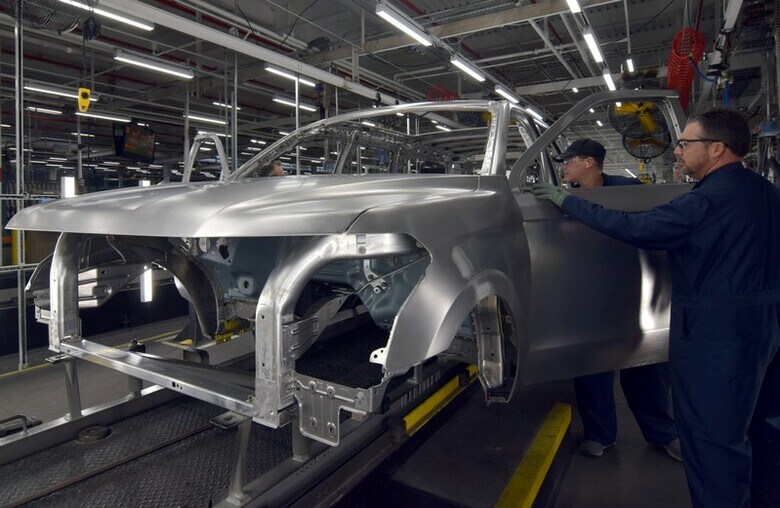 ３月９日、世界の自動車メーカーや自動車部品メーカーは米国が課す鉄鋼・アルミニウムの輸入関税を巡り、トランプ米政権と米議会に対して欧州連合（ＥＵ）やその他同盟国を適用対象から除外するよう圧力をかけている。写真はフォードのトラック工場。ケンタッキー州ルイビルで２月撮影（２０１８年　ロイター／Nick Carey）