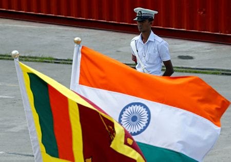 　７月２８日、インド外務省報道官は、中国の援助で建設したスリランカ南部ハンバントタ港に中国の調査船が入港するとの報道について、状況を注視しており国益を守ると表明した。写真はインドとスリランカの旗。スリランカのコロンボで２０１８年４月撮影（２０２２年　ロイター／Dinuka Liyanawatte）