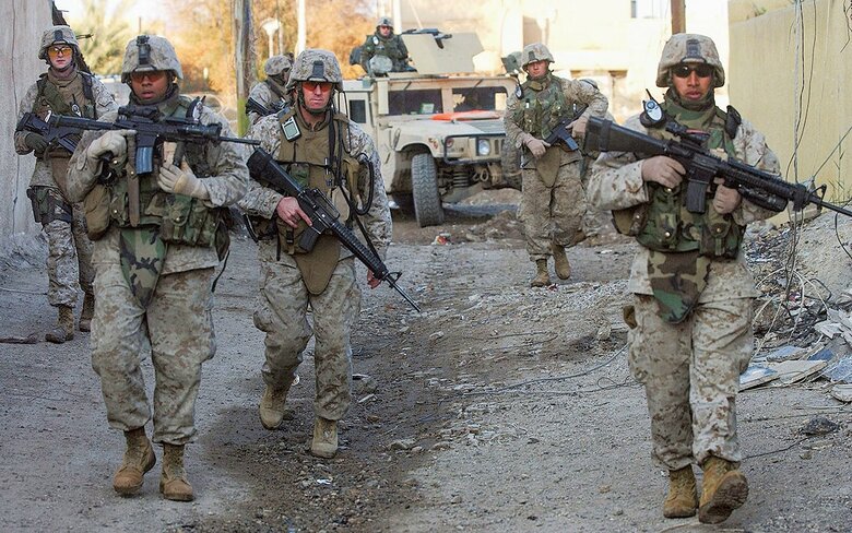 イラク戦争終結後、避難していた住民の帰宅が続くファルージャの街をパトロールする米海兵隊の兵士（2005年2月）　SCOTT PETERSON/GETTY IMAGES