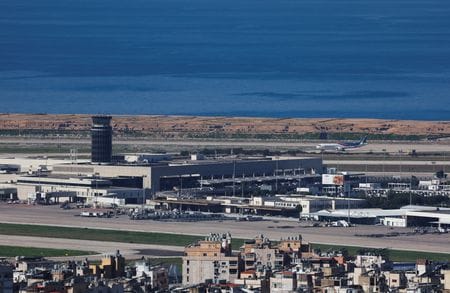 米国時間の原油先物は４．７％上昇し、２０２５年１月以来の高値で取引を終えた。レバノンで2026年3月2日撮影（２０２６年　ロイター/Mohamed Azakir）