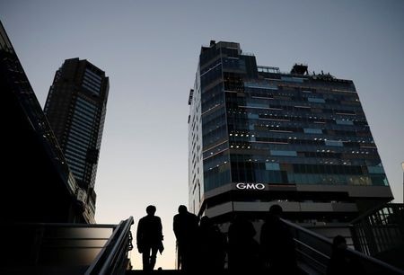 １２月１０日、加藤勝信官房長官は記者会見で、新型コロナウイルスの感染に関して東京都内で新たに６０２人が確認されたことに関し、最大限の警戒が必要であるとの見解を示した。都内で７日撮影（２０２０年　ロイター/Kim Kyung-Hoon）